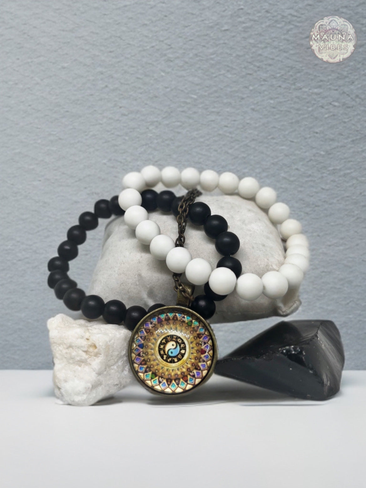 Conjunto de pulseras de ónix blanco y negro: joyería unisex que combina equilibrio yin y yang, protección y armonía.