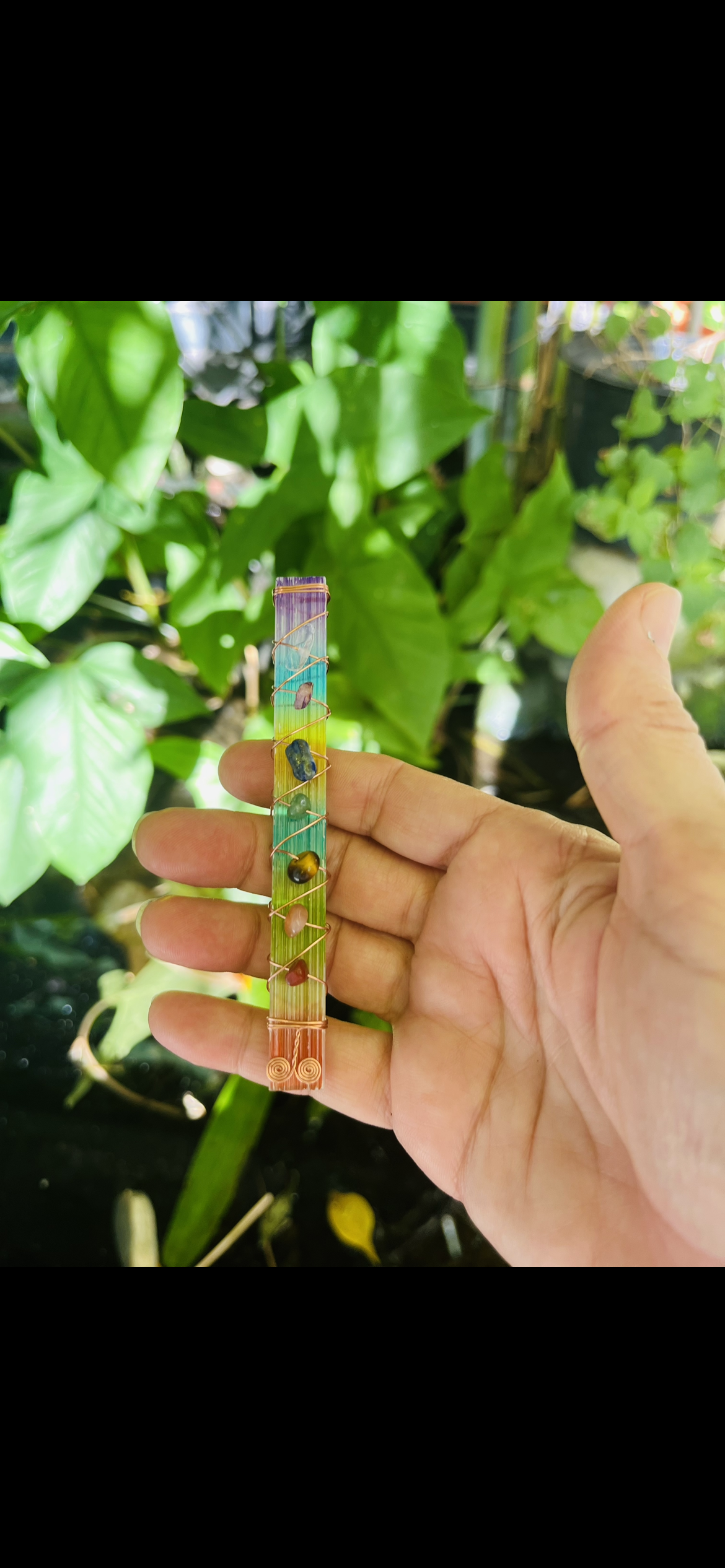 Varinha de Selenita de 7 Chakras com Placa de Arco-Íris Galvanizada – Cristais de Cura para Meditação, Reiki e Limpeza Energética