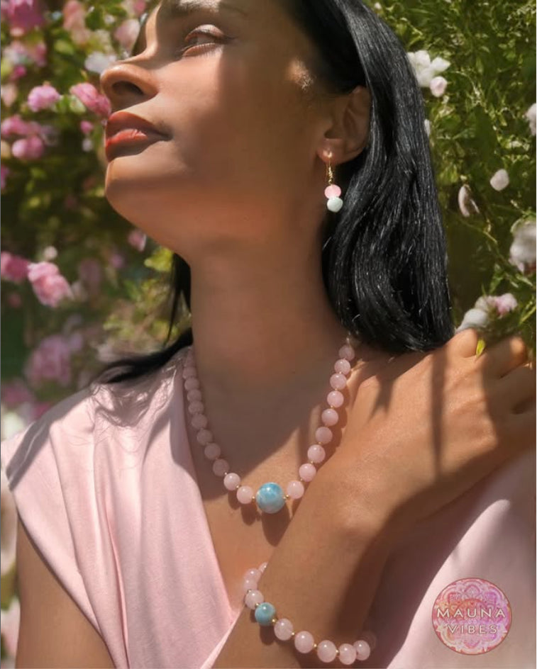 Cuarzo rosa y larimar – Conjunto de joyería con collar, pulsera y pendientes