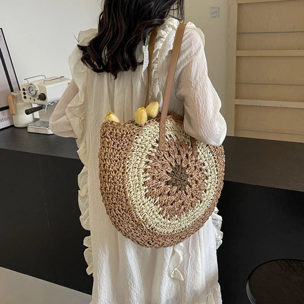 Bolso de playa bohemio de paja para mujer: un bolso con un toque de color para viajes y días de playa.