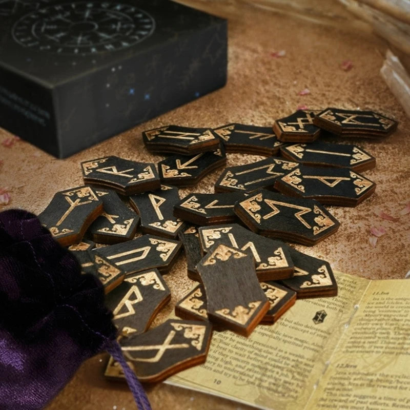 Tarot Rúnico: 24 cartas grabadas para la adivinación y la comprensión espiritual