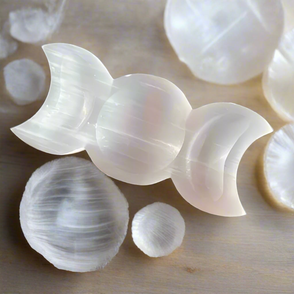 Cuenco de selenita de triple luna: cuenco de cristal de diosa de 15 cm para curación, rituales y decoración | Plato de altar lunar | Perfecto para el hogar o el spa.
