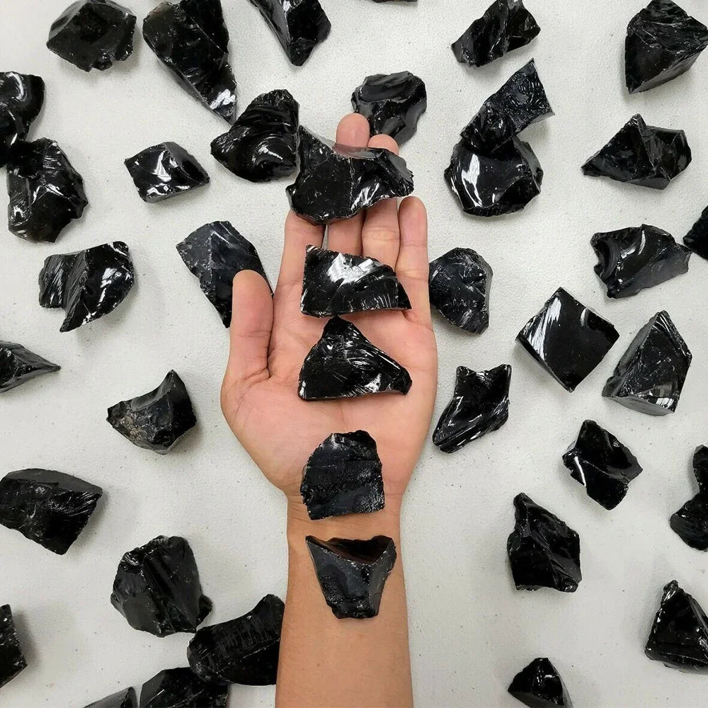 Cristal de obsidiana natural crudo: piedra para protección, curación y transformación.