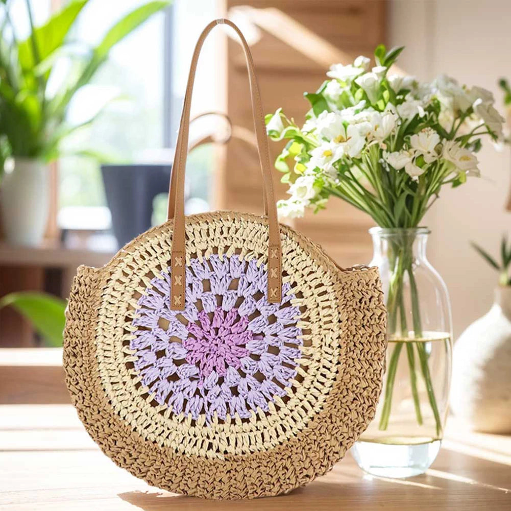 Bolso de playa bohemio de paja para mujer: un bolso con un toque de color para viajes y días de playa.