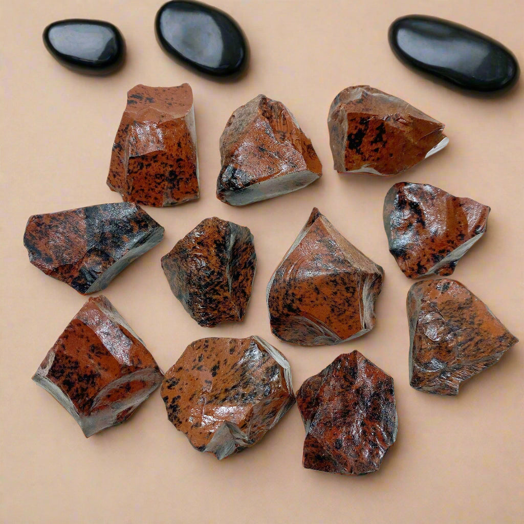 Obsidiana roja natural: poderosa piedra de conexión a tierra y protección para la sanación emocional, el escudo energético y la claridad espiritual.