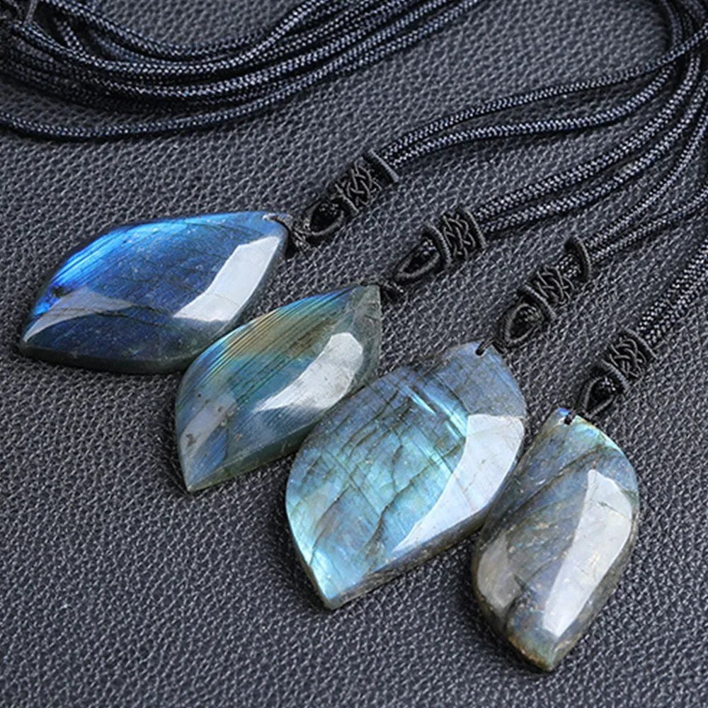 Collar con colgante de hoja de labradorita – Collar ajustable de macramé para hombre y mujer – Piedra natural – Regalo único hecho a mano