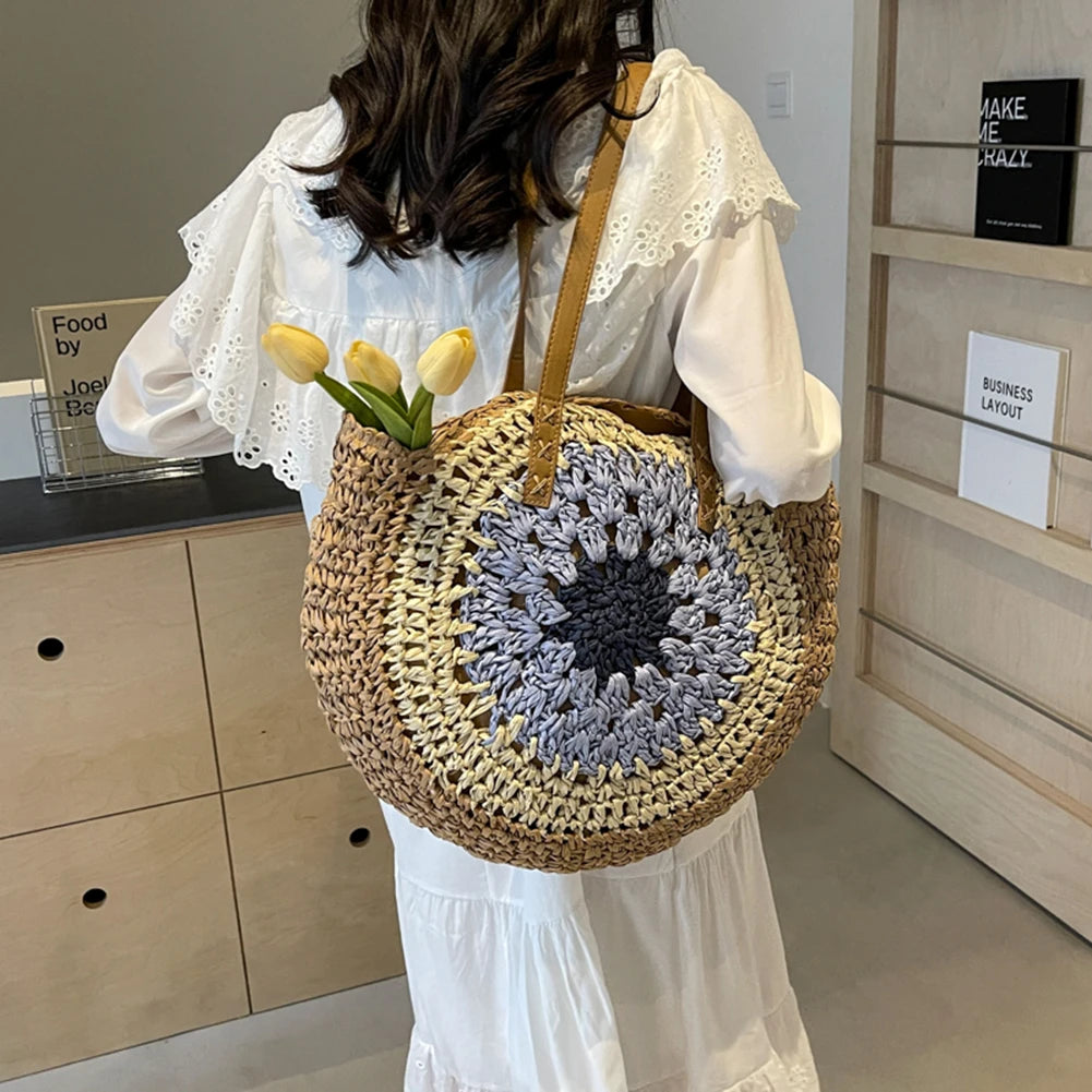 Bolso de playa bohemio de paja para mujer: un bolso con un toque de color para viajes y días de playa.