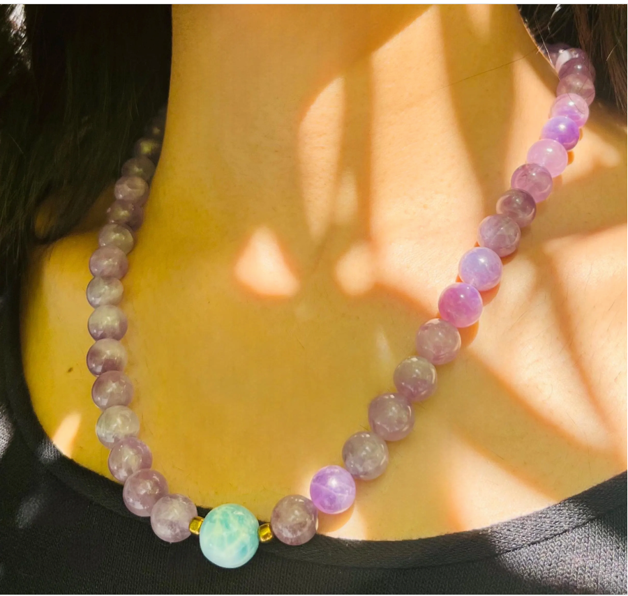Exclusivo conjunto de collar, pendientes y pulsera de larimar y amatista | Joyería de piedra natural para mujeres que buscan la paz interior y el bienestar espiritual.