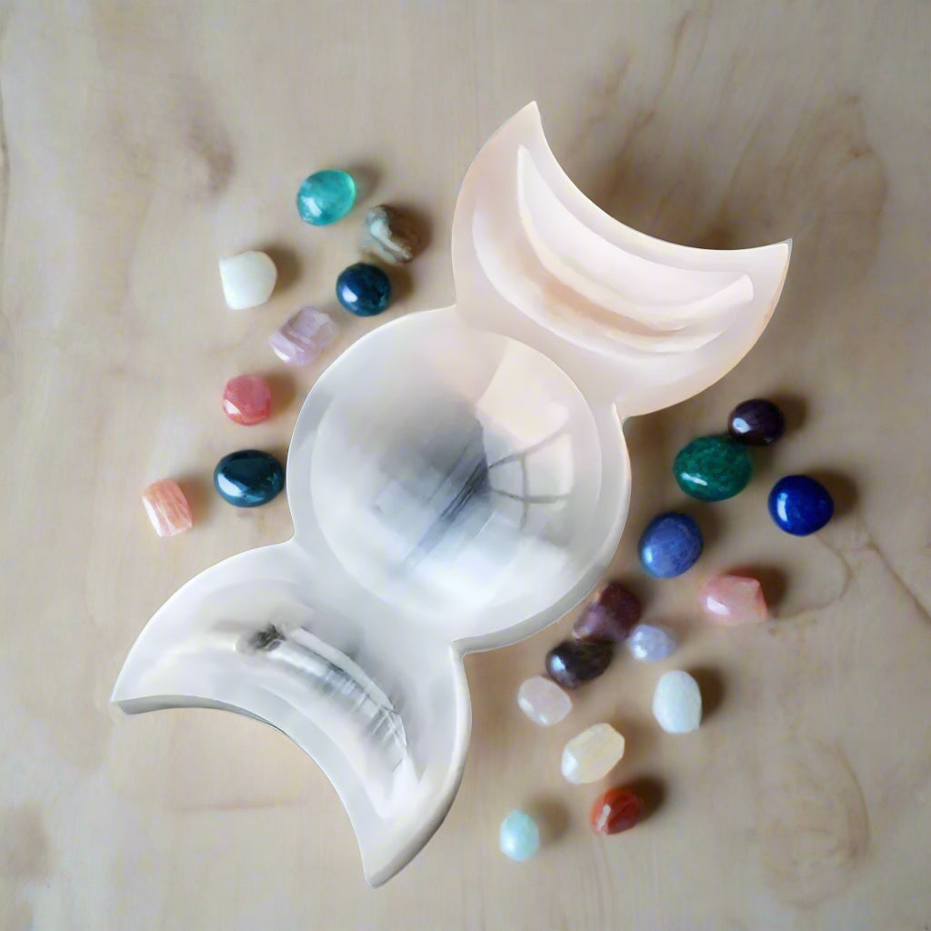 Cuenco de selenita de triple luna: cuenco de cristal de diosa de 15 cm para curación, rituales y decoración | Plato de altar lunar | Perfecto para el hogar o el spa.
