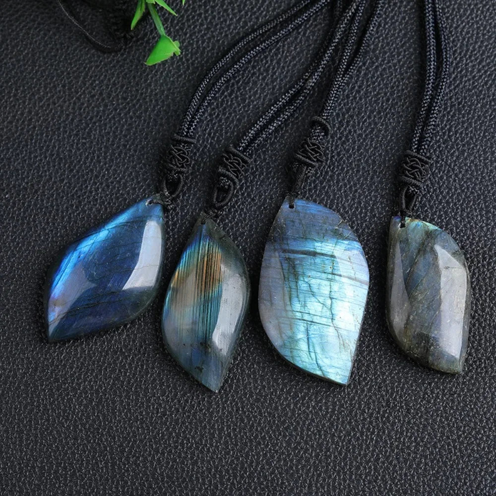 Collar con colgante de hoja de labradorita – Collar ajustable de macramé para hombre y mujer – Piedra natural – Regalo único hecho a mano
