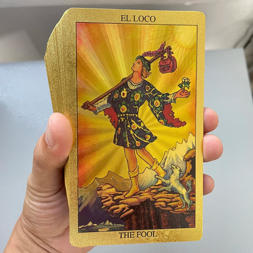 Baraja de Tarot El Loco – 78 Cartas Doradas en Español e Inglés – Incluye Guía Física para Principiantes y Expertos.