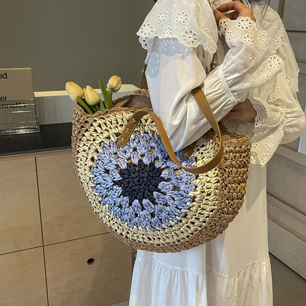 Bolso de playa bohemio de paja para mujer: un bolso con un toque de color para viajes y días de playa.