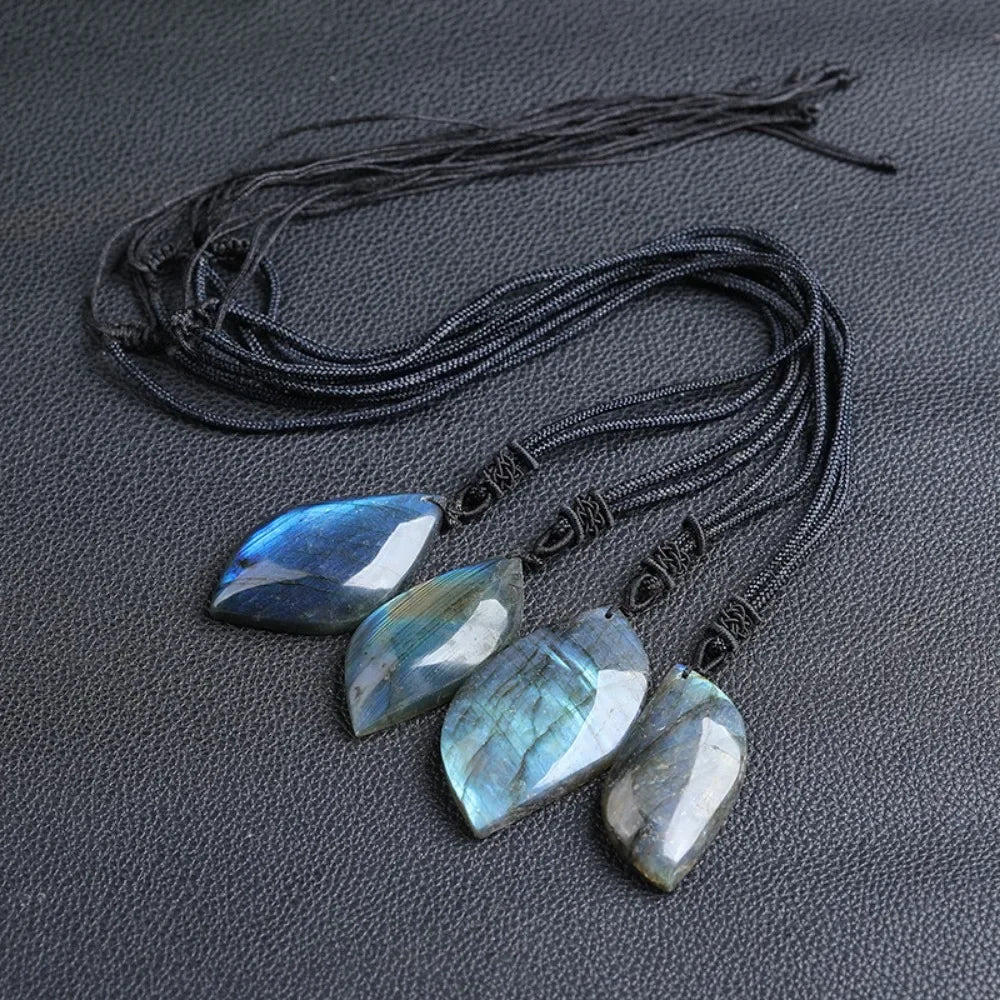 Collar con colgante de hoja de labradorita – Collar ajustable de macramé para hombre y mujer – Piedra natural – Regalo único hecho a mano
