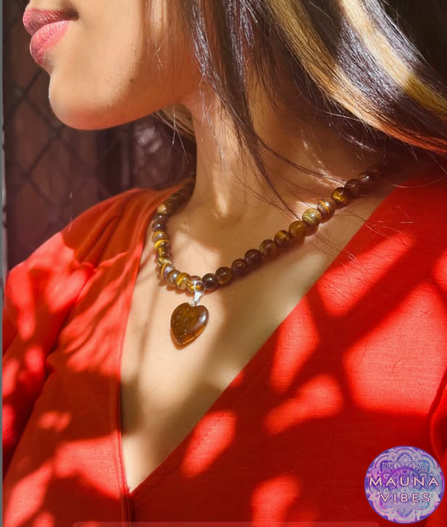 Collar con colgante de corazón de cuarzo rosa, amatista y ojo de tigre, hecho a mano con piedras preciosas para mujer: para amor, curación y protección, de Mauna Vibes.