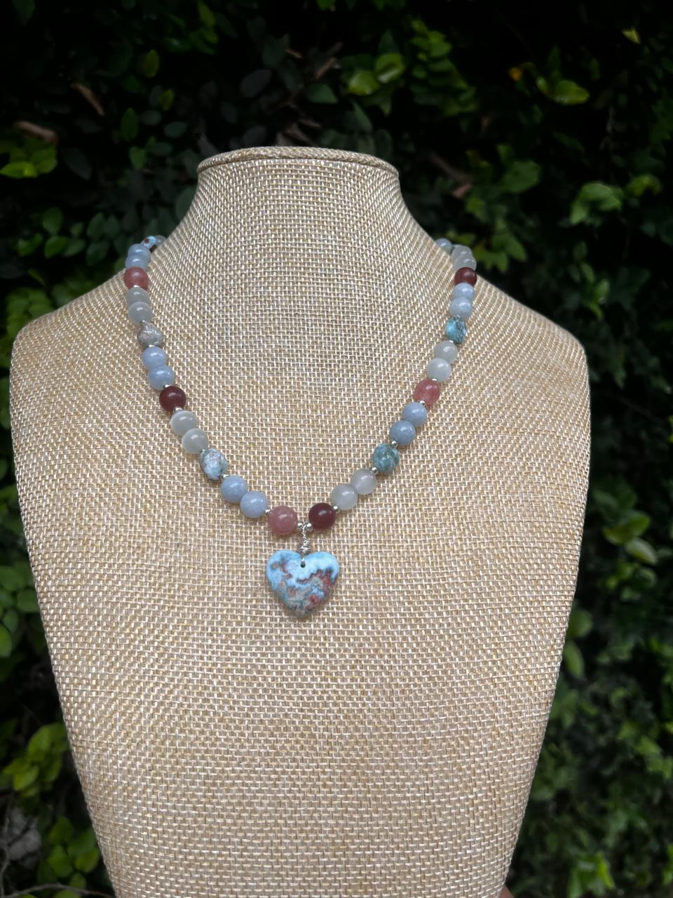Collar de Corazón de Larimar: Collar con Múltiples Piedras Preciosas Para Mujer, Bañado en Plata, Hecho a Mano en República Dominicana.
