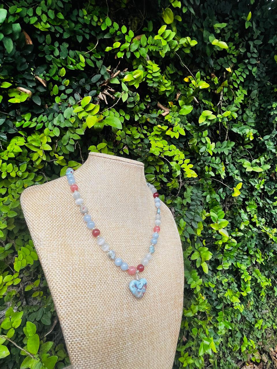 Collar de Corazón de Larimar: Collar con Múltiples Piedras Preciosas Para Mujer, Bañado en Plata, Hecho a Mano en República Dominicana.