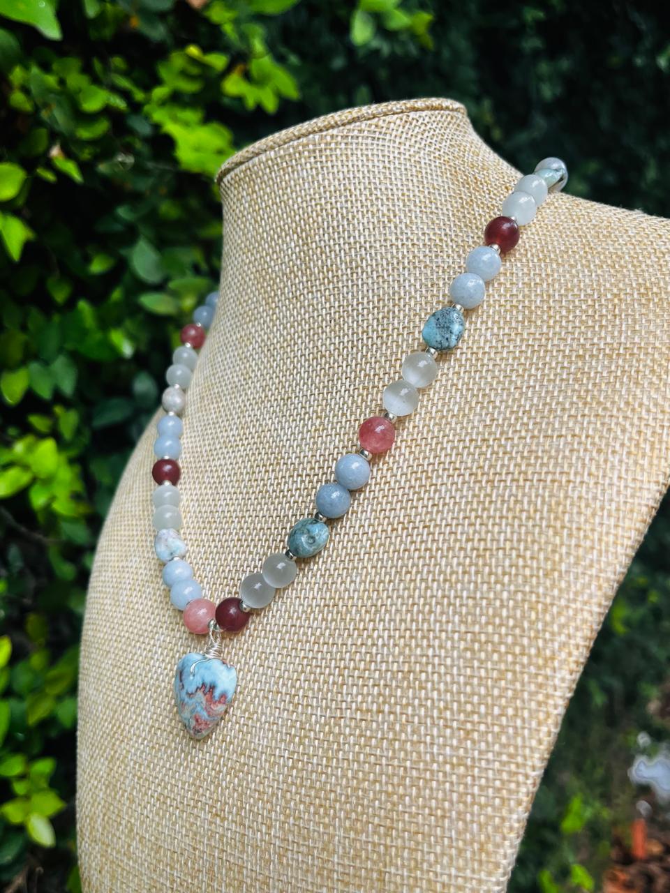 Collar de Corazón de Larimar: Collar con Múltiples Piedras Preciosas Para Mujer, Bañado en Plata, Hecho a Mano en República Dominicana.