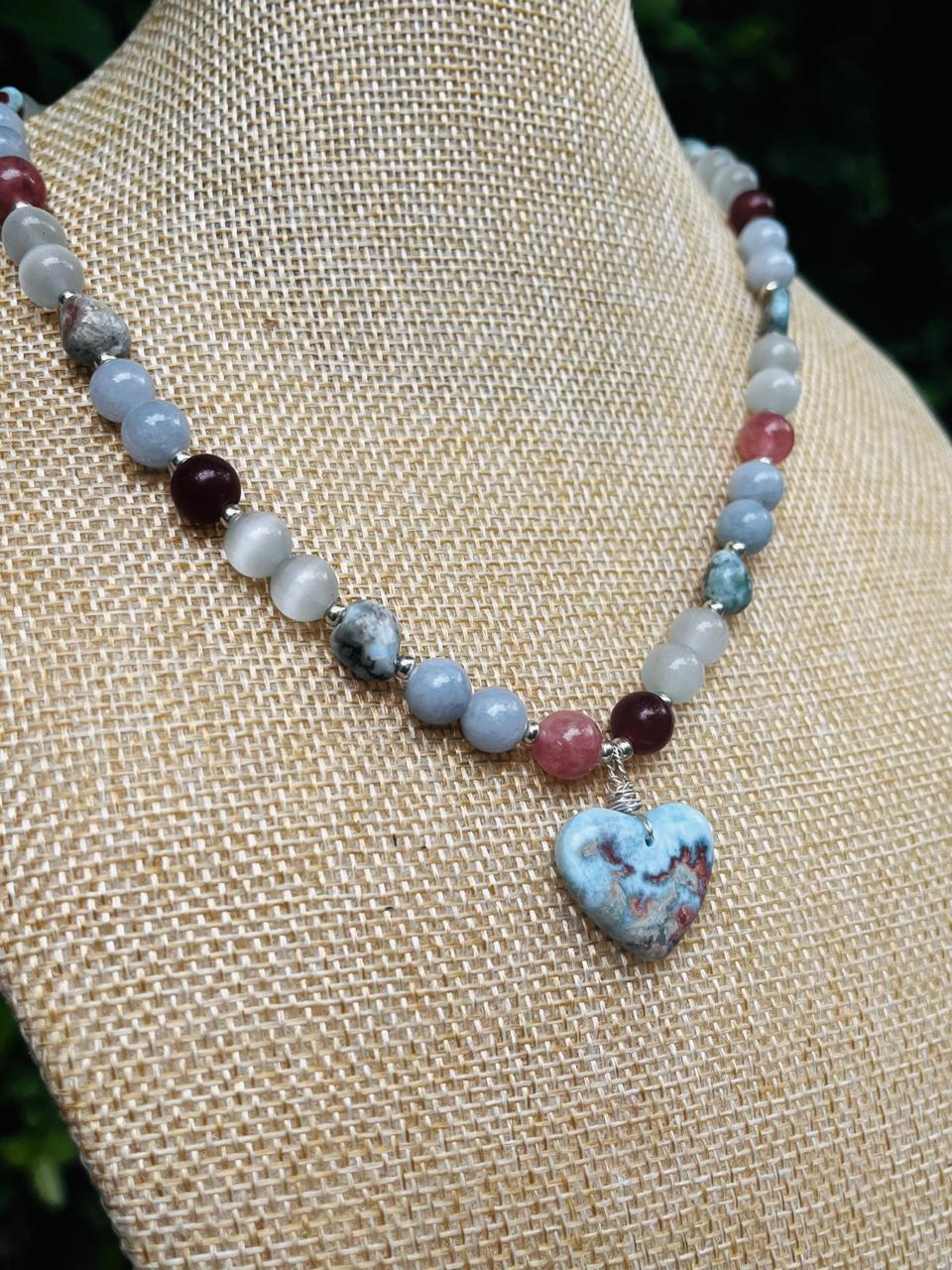 Collar de Corazón de Larimar: Collar con Múltiples Piedras Preciosas Para Mujer, Bañado en Plata, Hecho a Mano en República Dominicana.