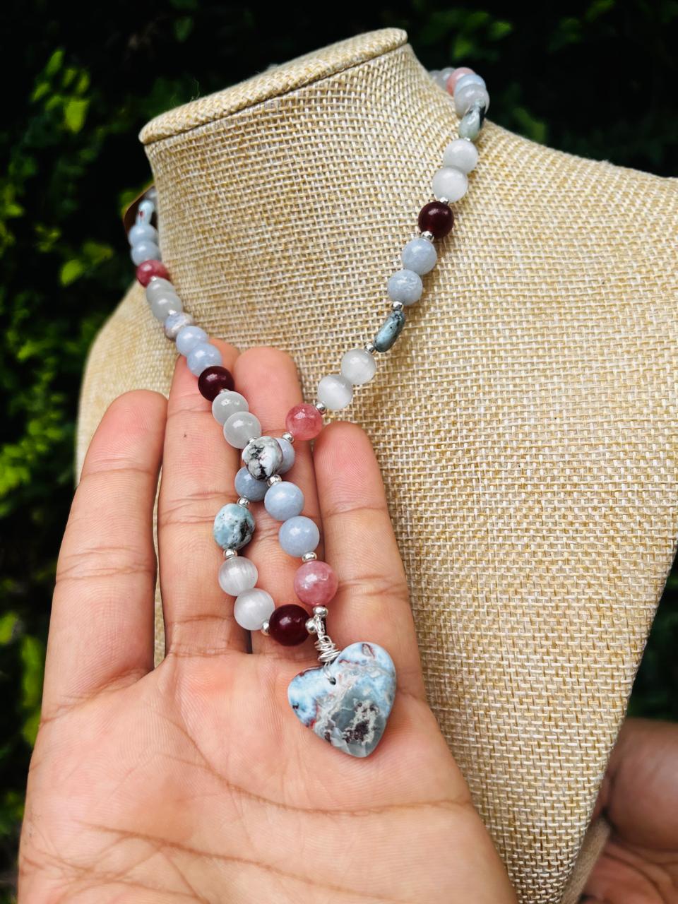 Collar de Corazón de Larimar: Collar con Múltiples Piedras Preciosas Para Mujer, Bañado en Plata, Hecho a Mano en República Dominicana.