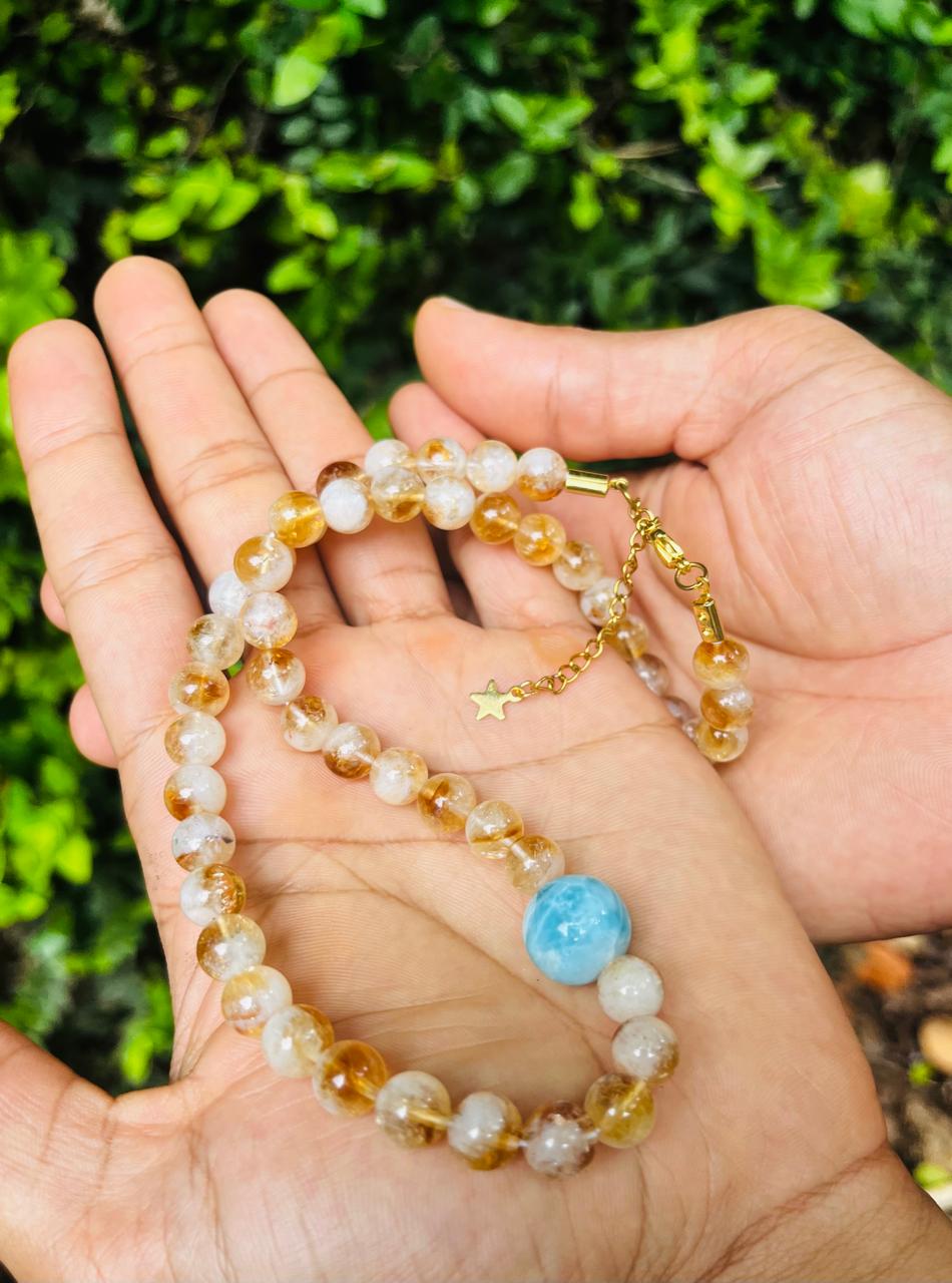 Conjunto de colar, pulseira e brincos de larimar e citrino – Pedras de cura espiritual para prosperidade, paz e amor. Coleção Stella Maris.