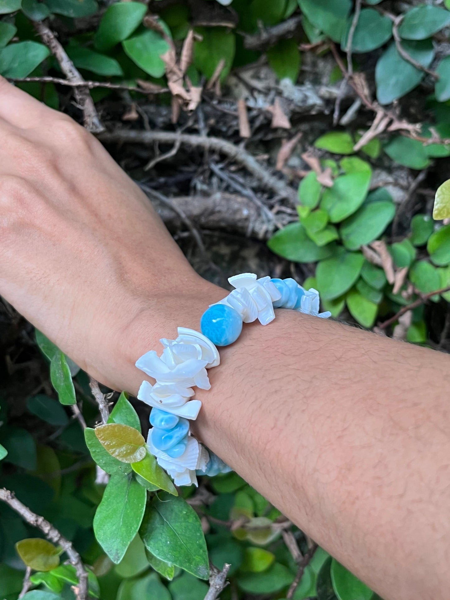 Larimar & Seashell Bracelet – Natural Larimar Chips with Center Bead | Handmade Ocean Jewelry | Christmas Gift for Her
