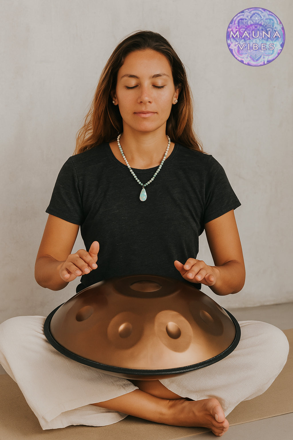 Tambor Handpan em Ré menor curdo – 9, 10 ou 12 notas (440 Hz) – Tambor de mão de aço de 22” com borda de vime trançado – Perfeito para cura sonora, ioga e meditação.
