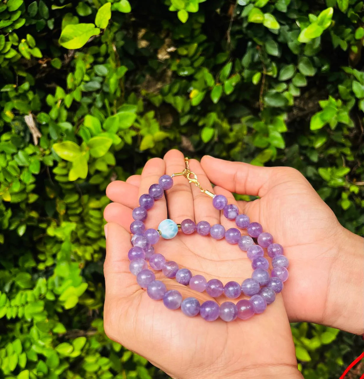 Exclusivo conjunto de collar, pendientes y pulsera de larimar y amatista | Joyería de piedra natural para mujeres que buscan la paz interior y el bienestar espiritual.