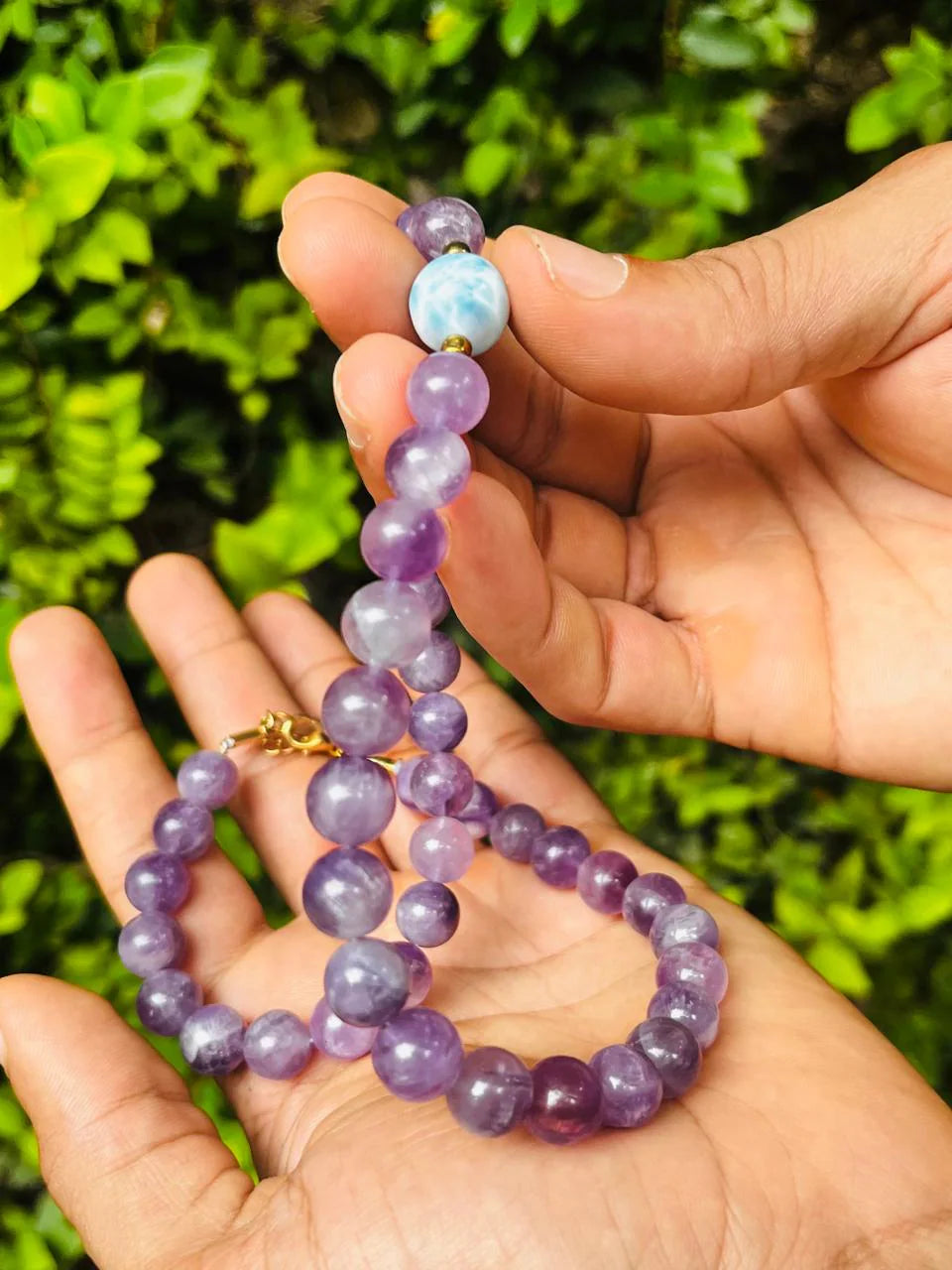 Exclusivo conjunto de collar, pendientes y pulsera de larimar y amatista | Joyería de piedra natural para mujeres que buscan la paz interior y el bienestar espiritual.