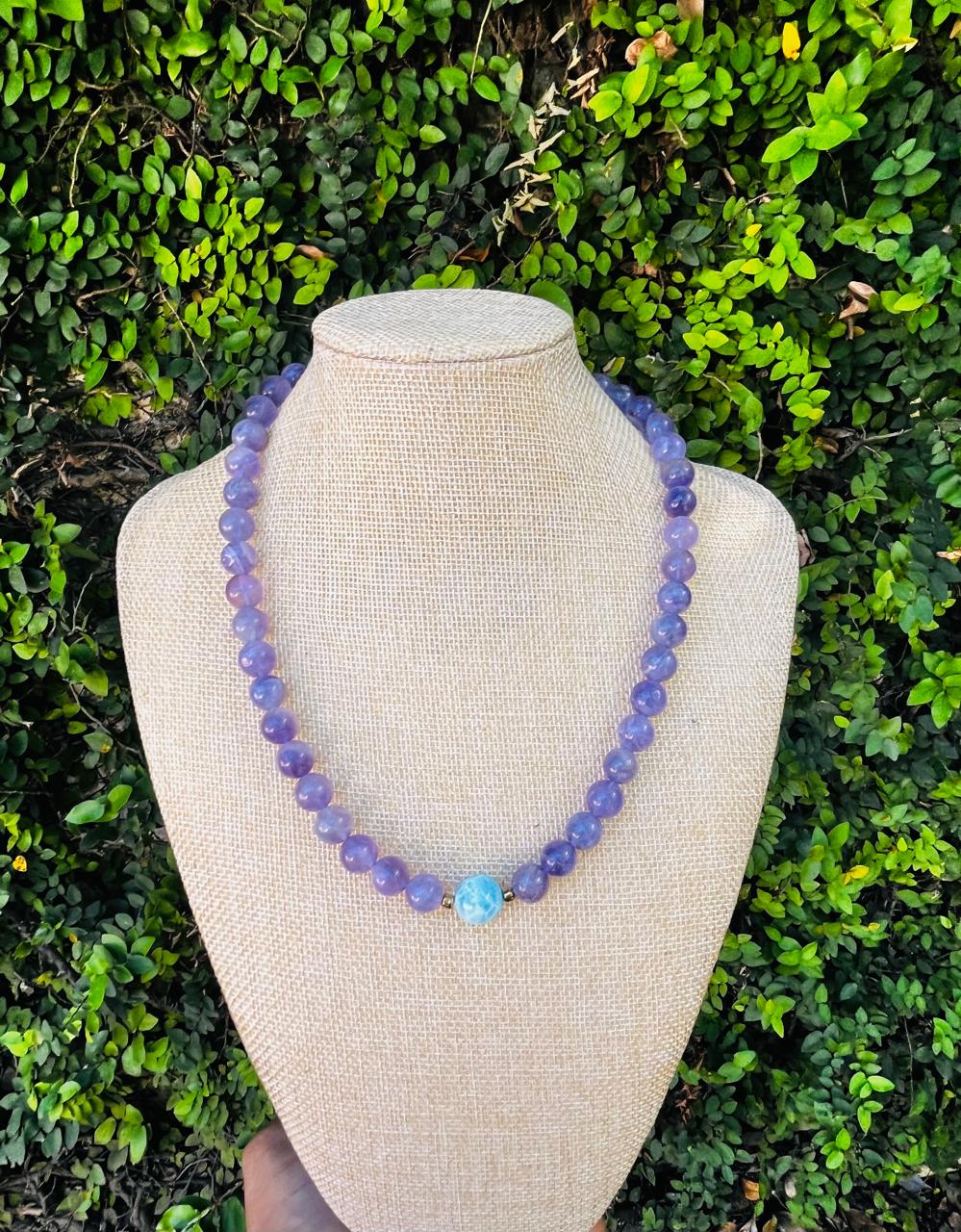 Exclusivo conjunto de collar, pendientes y pulsera de larimar y amatista | Joyería de piedra natural para mujeres que buscan la paz interior y el bienestar espiritual.