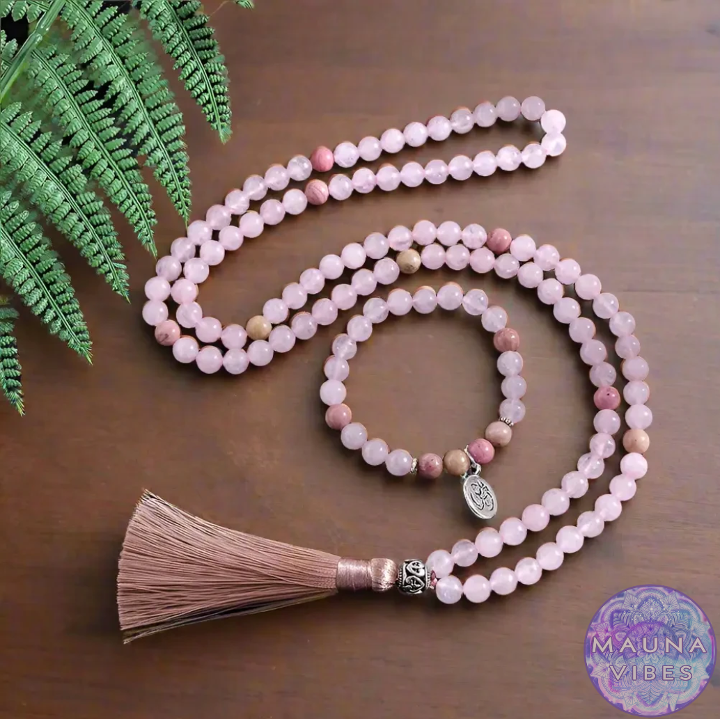 Potente conjunto de japa mala de 108 cuentas de cuarzo rosa y rodonita: collar y pulsera de mala de piedras preciosas naturales de 8 mm con colgante OM para meditación, manifestación, yoga, sanación y crecimiento espiritual.