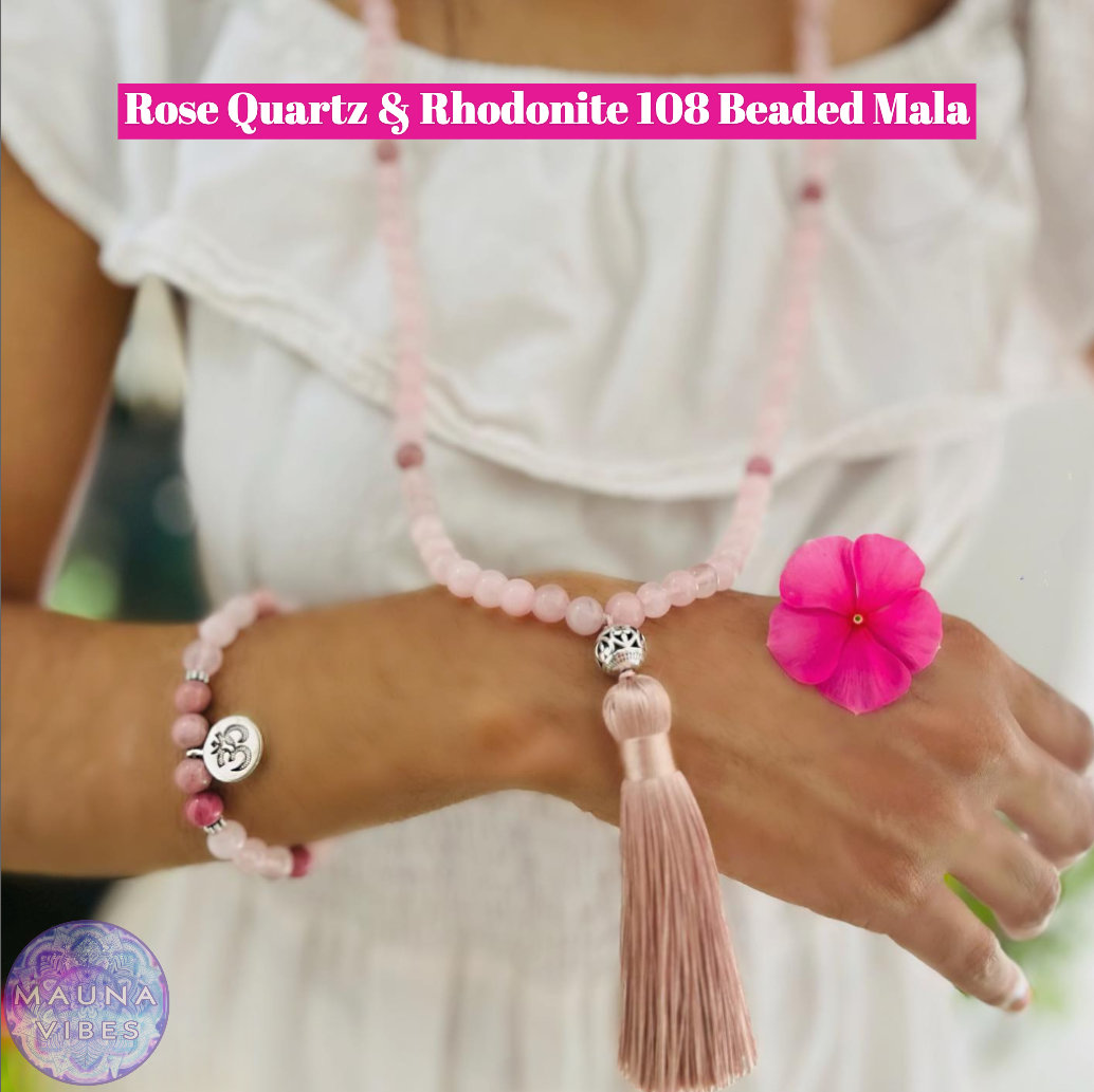 Potente conjunto de japa mala de 108 cuentas de cuarzo rosa y rodonita: collar y pulsera de mala de piedras preciosas naturales de 8 mm con colgante OM para meditación, manifestación, yoga, sanación y crecimiento espiritual.