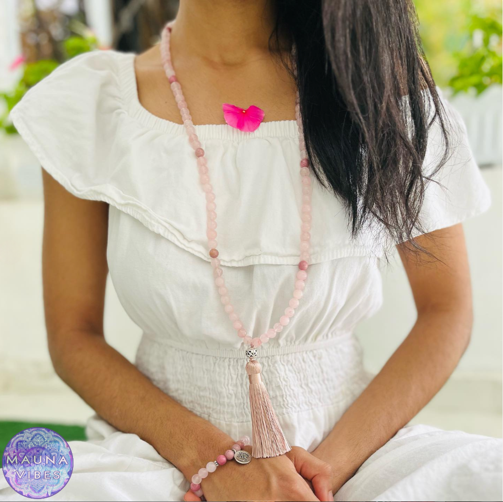 Potente conjunto de japa mala de 108 cuentas de cuarzo rosa y rodonita: collar y pulsera de mala de piedras preciosas naturales de 8 mm con colgante OM para meditación, manifestación, yoga, sanación y crecimiento espiritual.