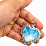 Dije de corazón de larimar azul y blanco