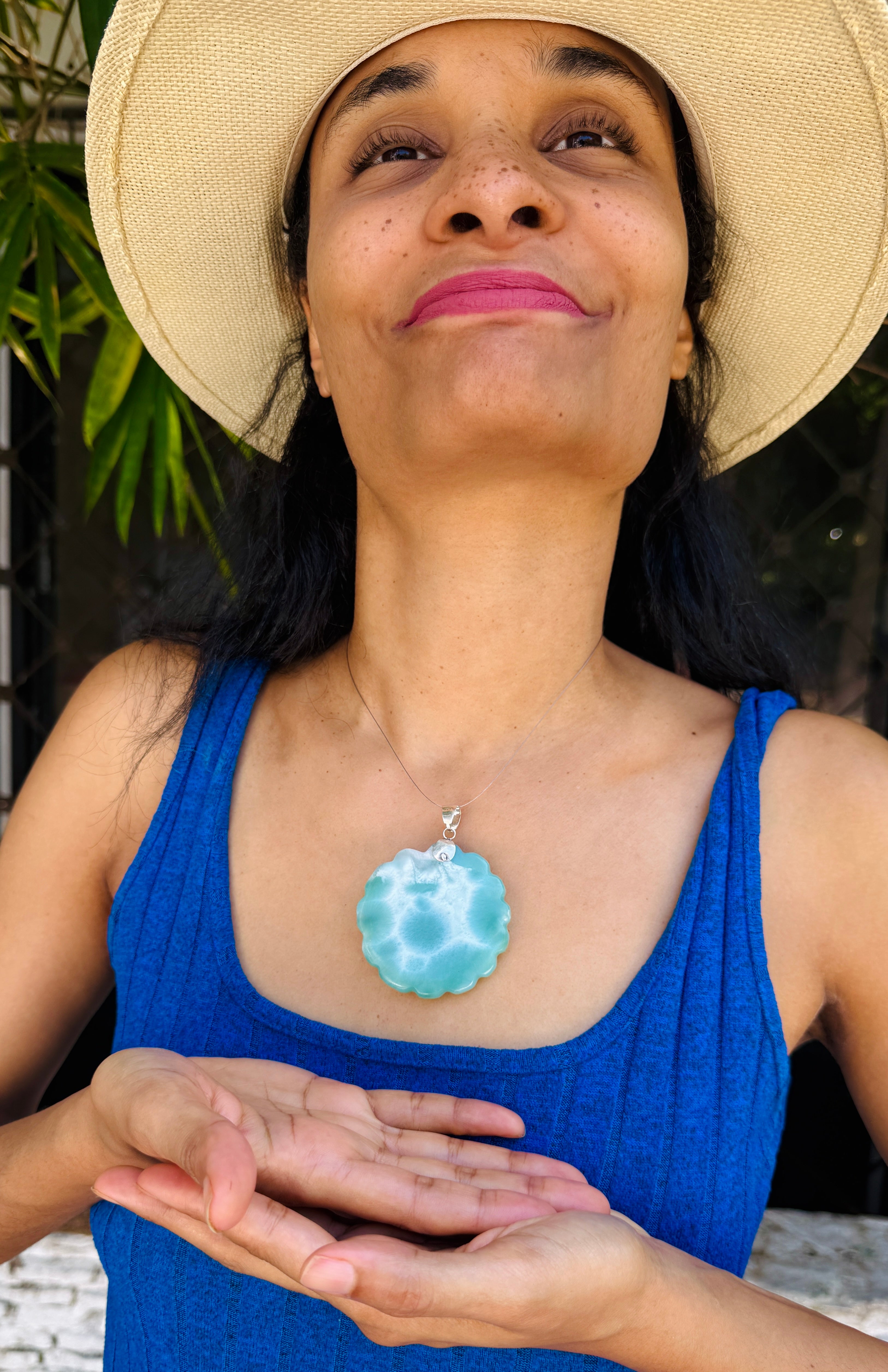 Dominican Larimar pendant in 925 sterling silver, close-up of the stone, for everyday wear, Mauna Vibes