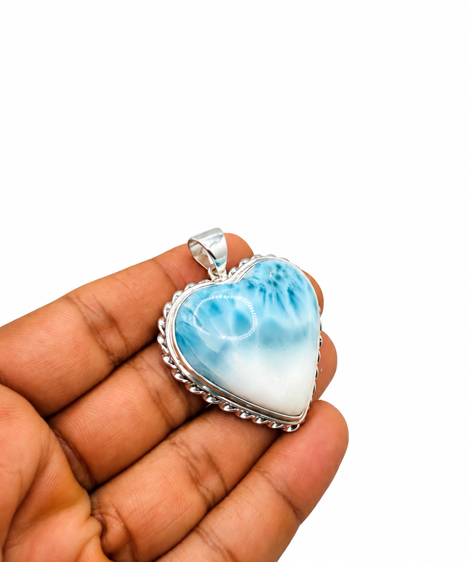 Dije de corazón de larimar azul y blanco