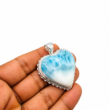 Dije de corazón de larimar azul y blanco