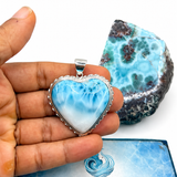 Dije de corazón de larimar azul y blanco