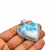 Dije de corazón de larimar azul y blanco