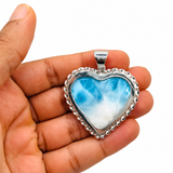 Dije de corazón de larimar azul y blanco