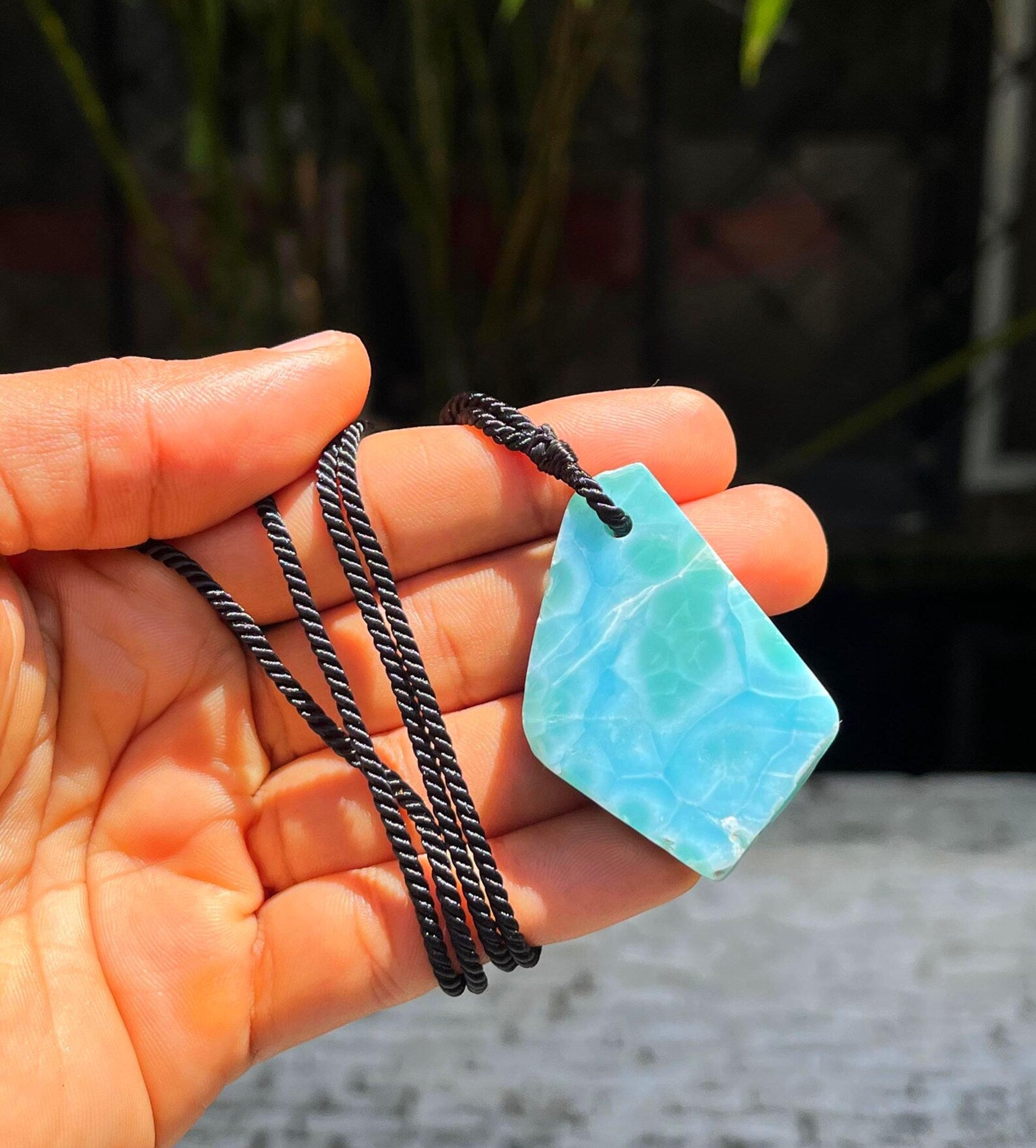 Collar con colgante de larimar en rodajas AAA, piedra preciosa azul dominicana, cuerda ajustable para hombre y mujer