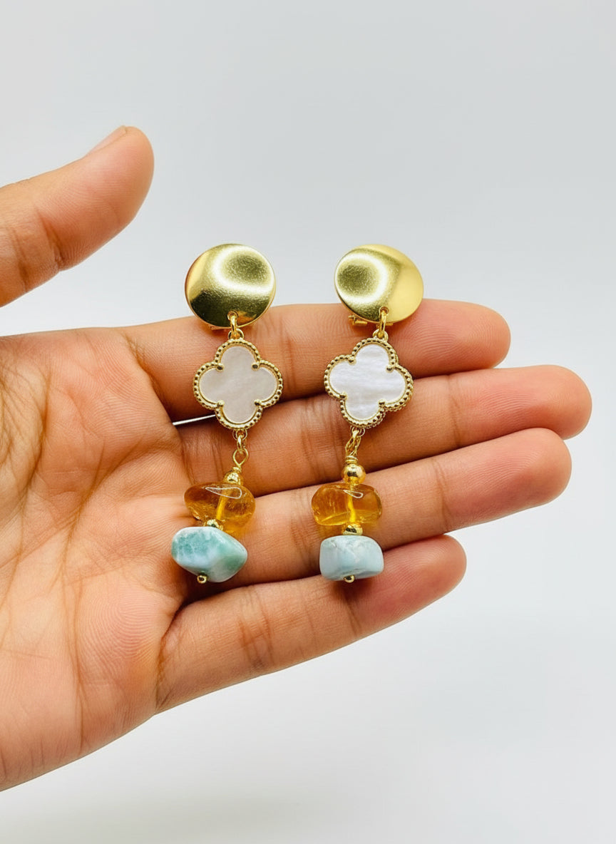 Pendientes de trébol de larimar y ámbar – Rodio bañado en oro de 18 quilates • Trébol de nácar • Pendientes colgantes