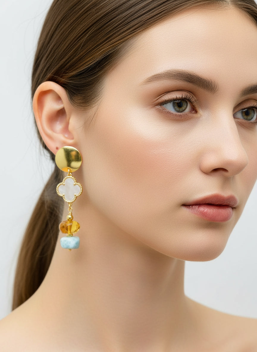 Pendientes de trébol de larimar y ámbar – Rodio bañado en oro de 18 quilates • Trébol de nácar • Pendientes colgantes