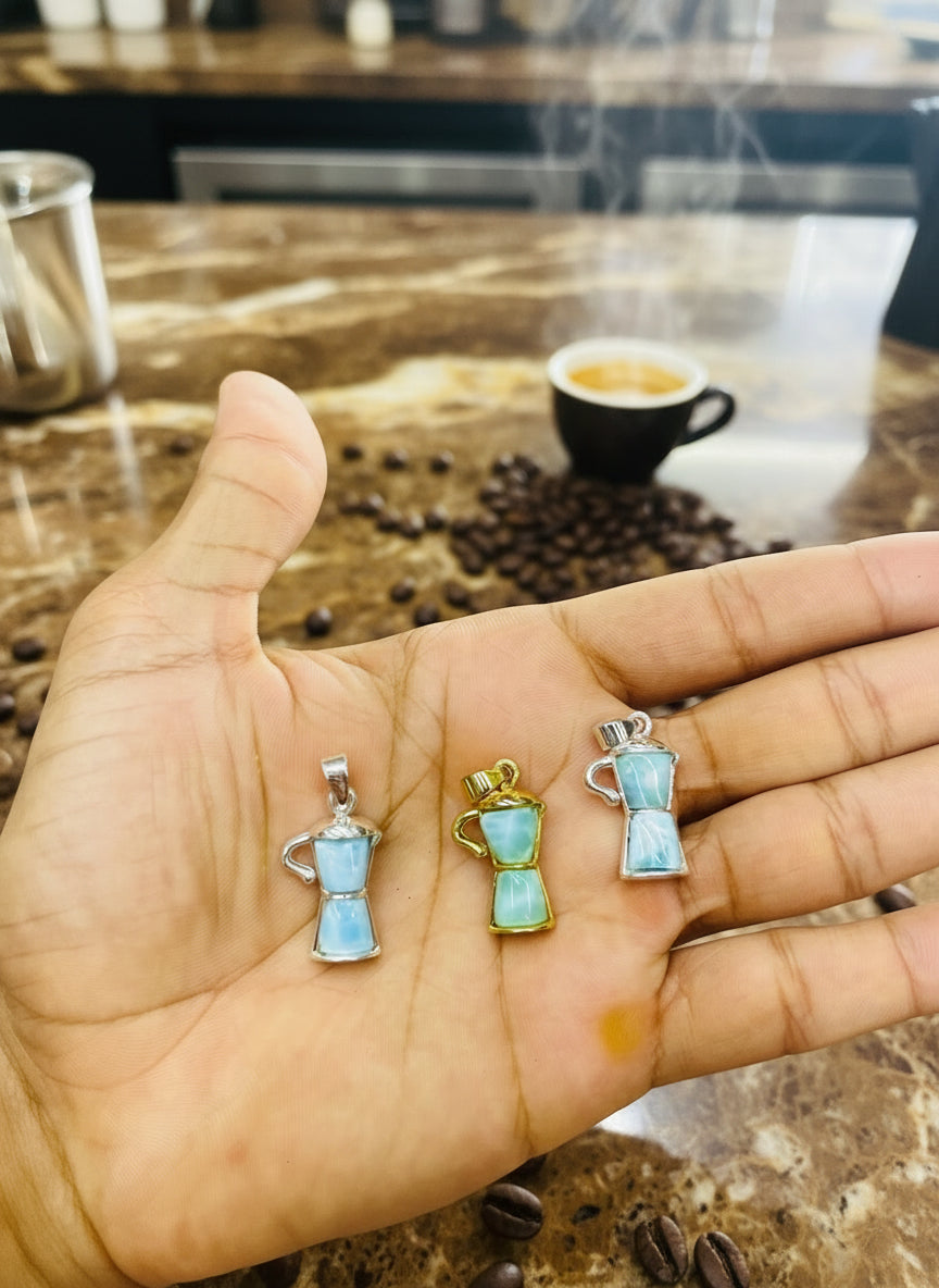 Colgante de Larimar para Cafetera – Baño de Plata u Oro | Joyería Dominicana de Larimar para Hombre y Mujer