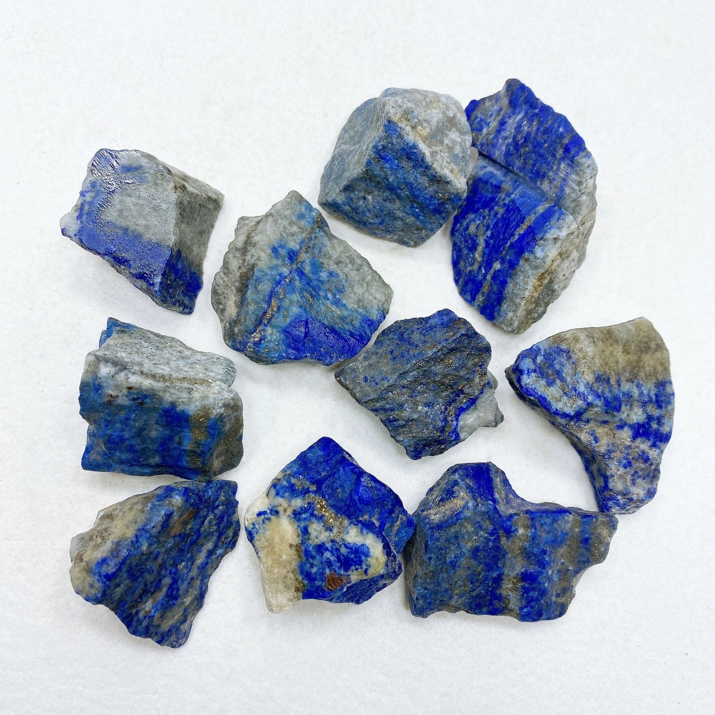 Piedra natural de lapislázuli en bruto: cristal de sabiduría, verdad y protección espiritual.