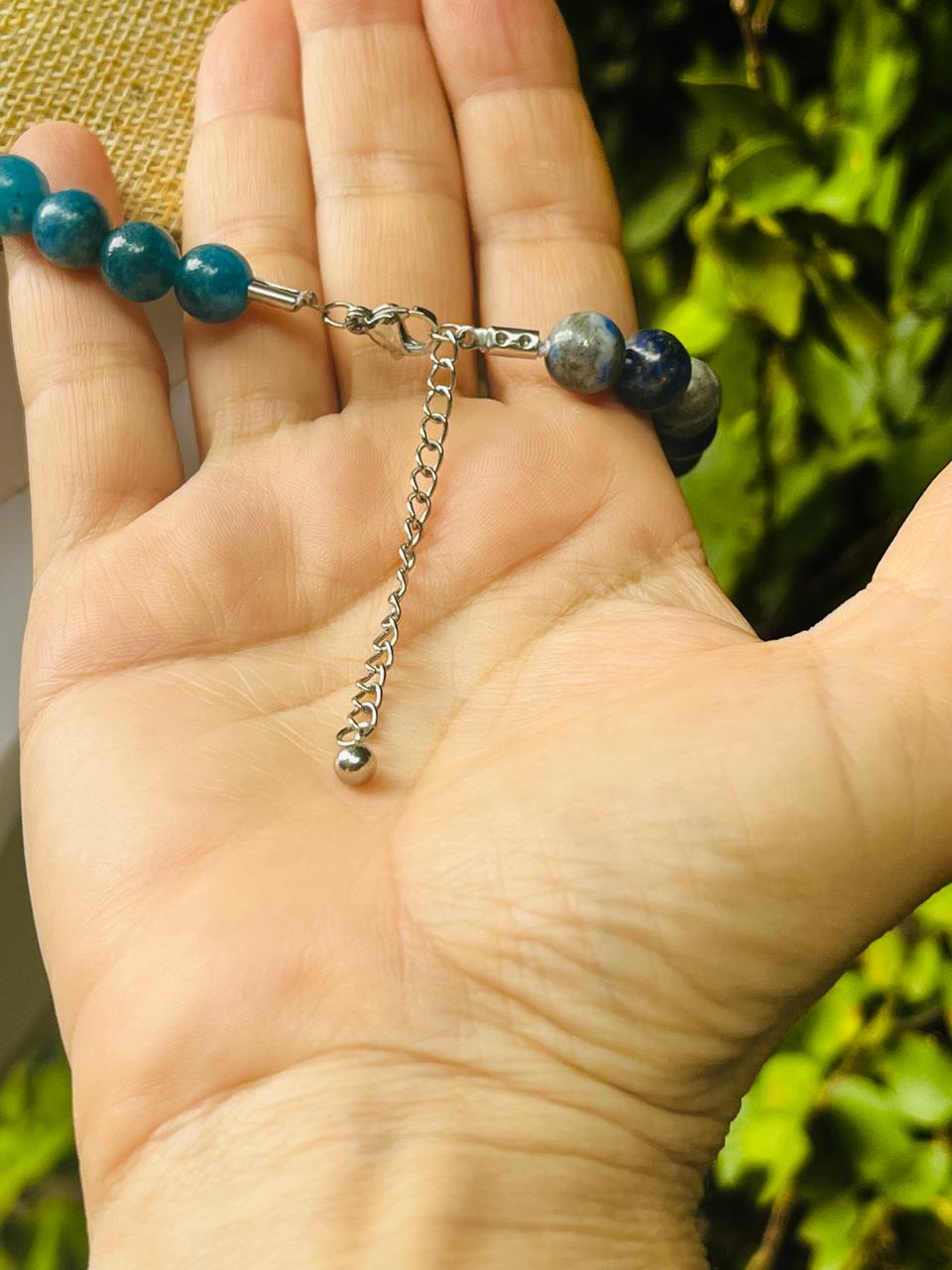Colar Larimar Genuíno para Mulheres – Joia com Cristais de Apatita e Lápis-Lazúli | Presente de Luxo Inspirado no Oceano para Ela | Colar Banhado a Prata com Pedras Preciosas 3 Seas da Mauna Vibes