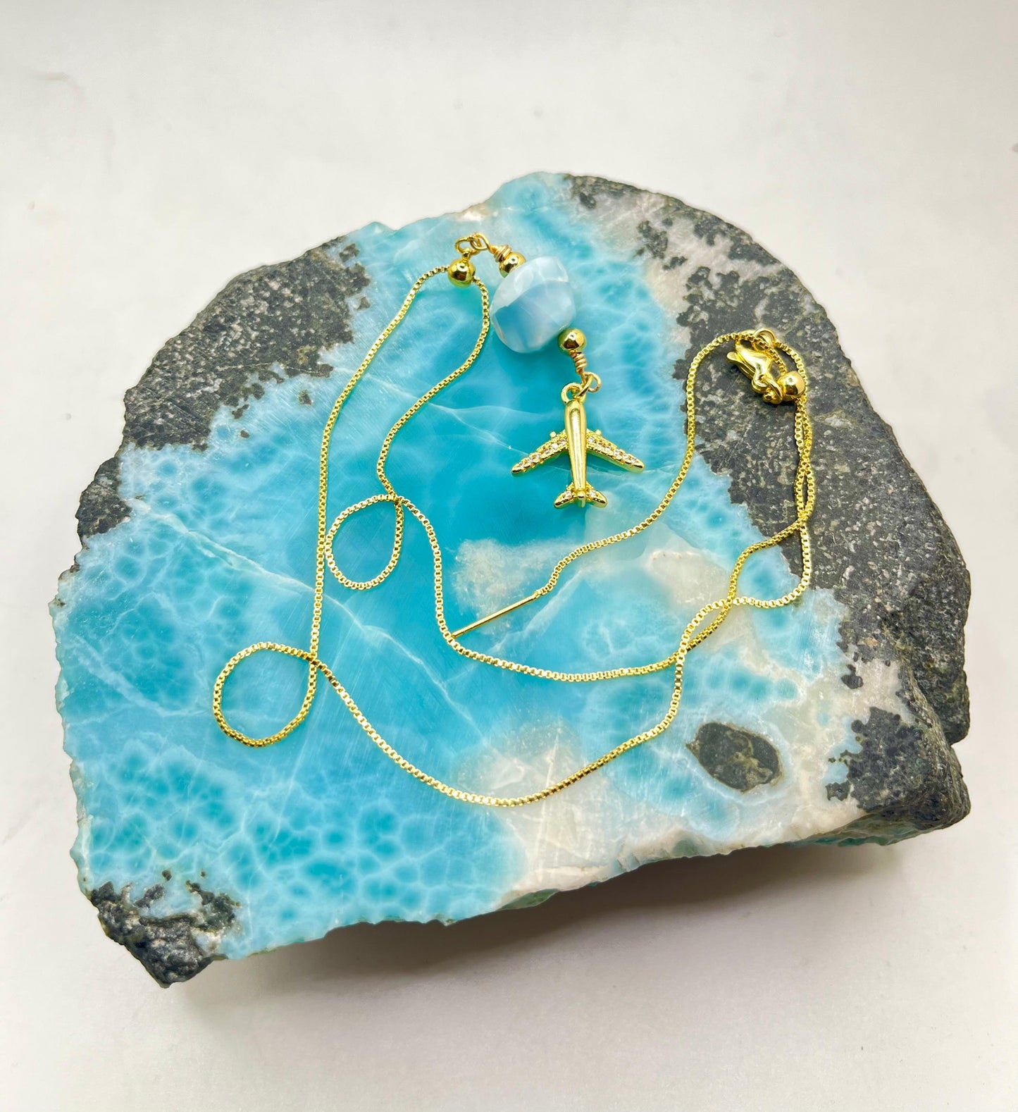 Collar de viaje de larimar • Dije de avión • Larimar dominicano natural • Cadena chapada en oro de 18 k