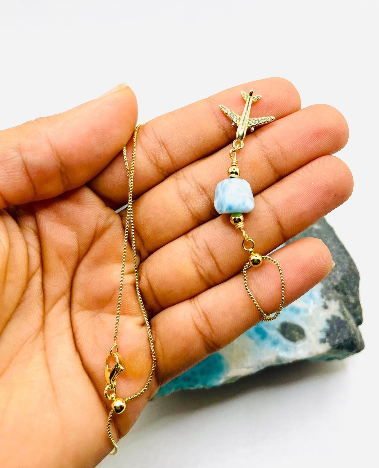 Collar de viaje de larimar • Dije de avión • Larimar dominicano natural • Cadena chapada en oro de 18 k