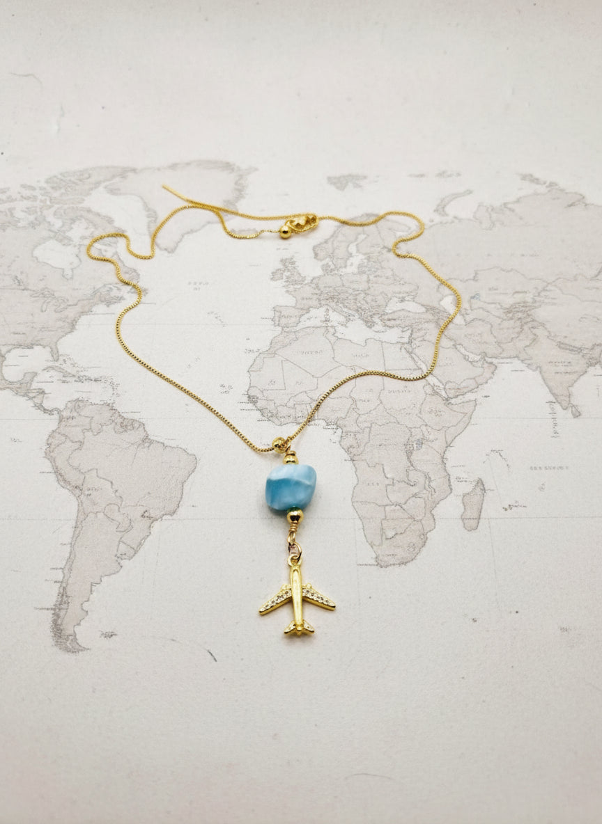 Collar de viaje de larimar • Dije de avión • Larimar dominicano natural • Cadena chapada en oro de 18 k