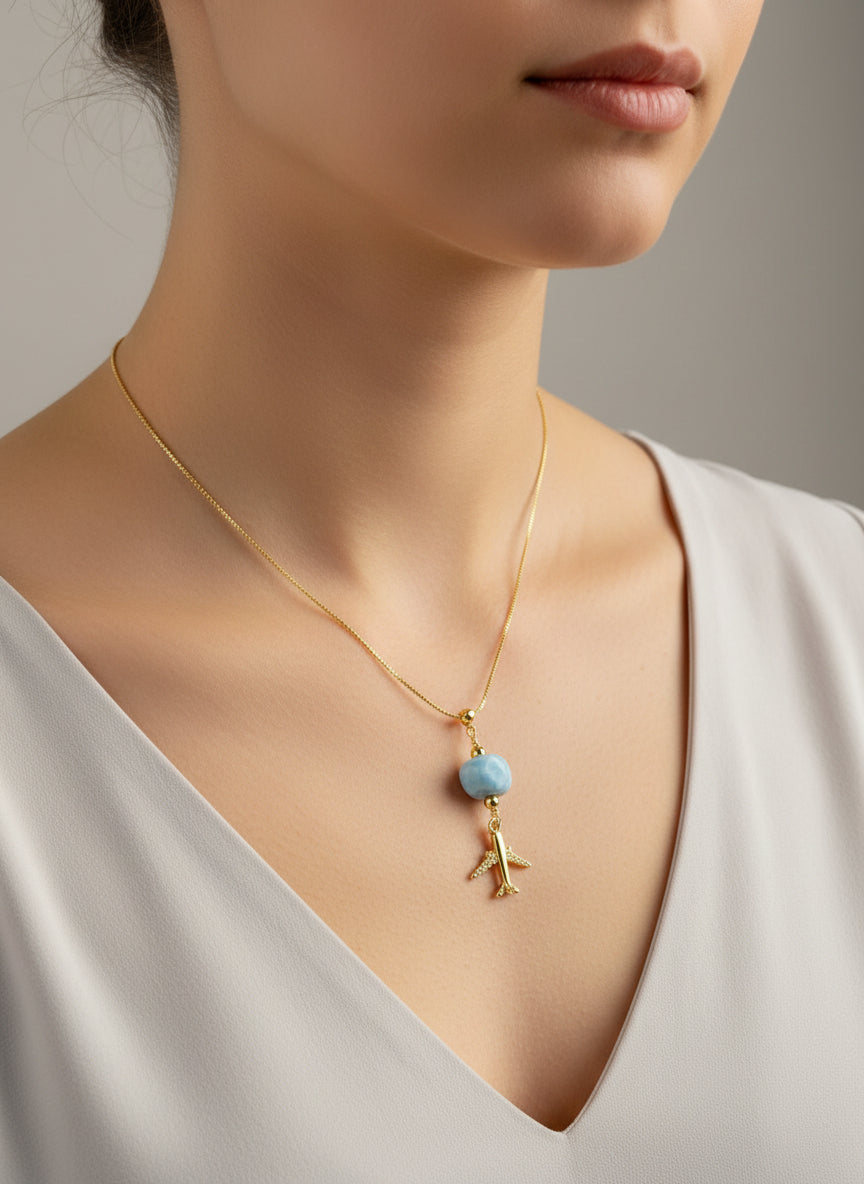 Collar de viaje de larimar • Dije de avión • Larimar dominicano natural • Cadena chapada en oro de 18 k