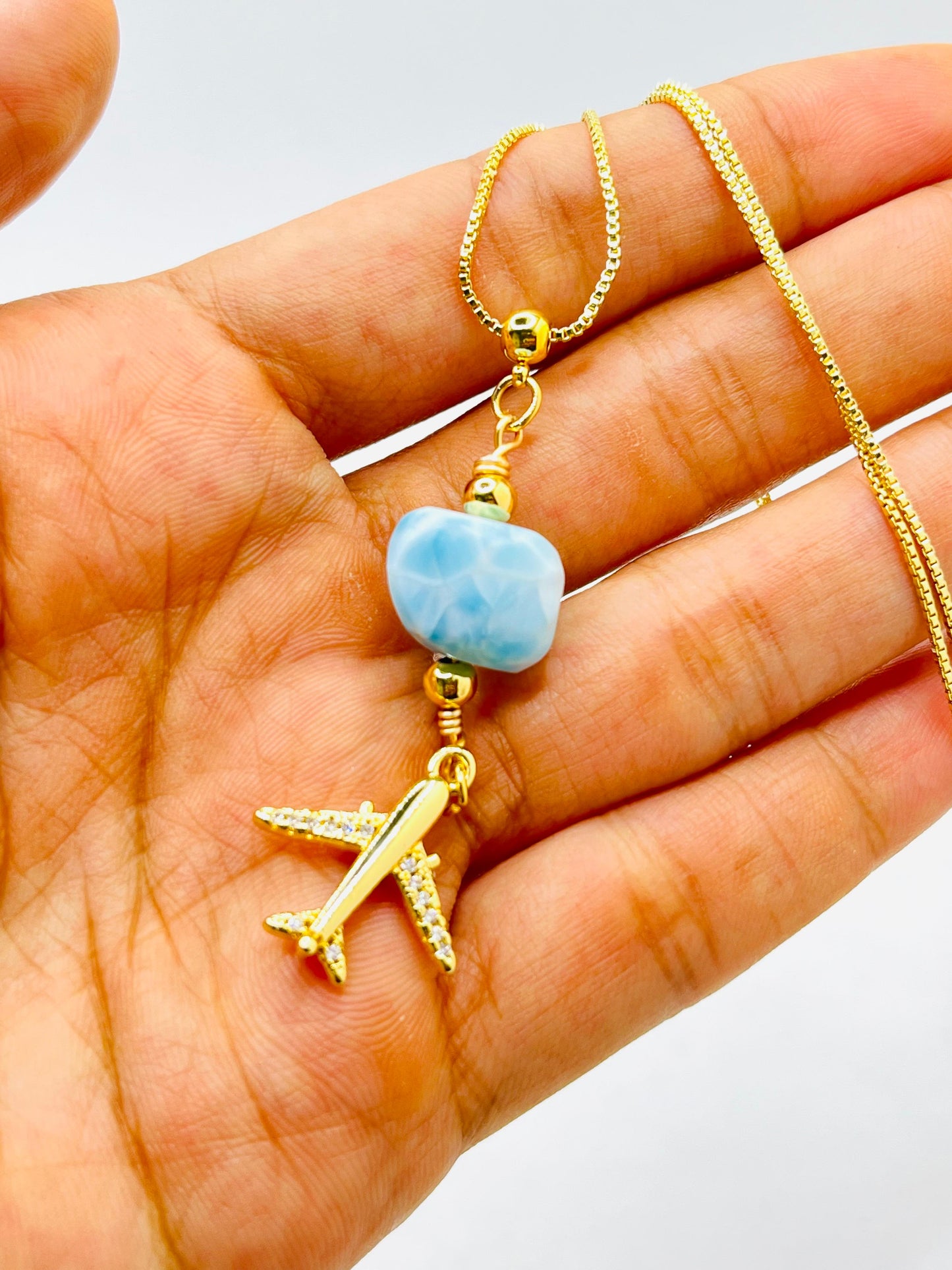 Collar de viaje de larimar • Dije de avión • Larimar dominicano natural • Cadena chapada en oro de 18 k